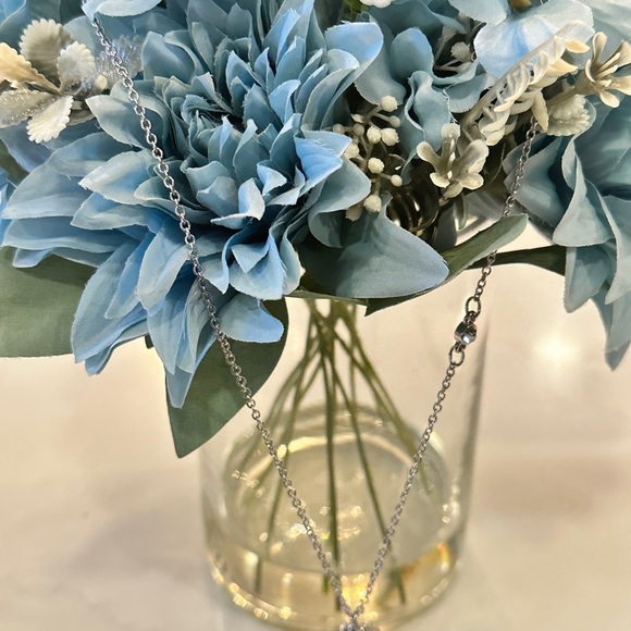 Guess Silver Flower/Crystal Necklace - NWT - Picture 4 of 8